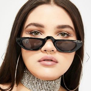 CHIC TINY SUNGLASSES